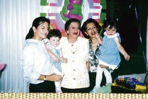 Con su nieta Adriana y sus bisnietas Sophia y Sarita Lineh.