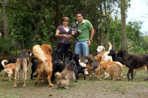 Nancy Leal de Jaramillo en compañia de sus perros.