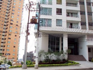 Los cables de este poste causaron controversia entre los habitantes del edificio