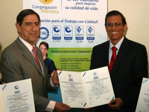 Luis F. Duran recibe de manos del Dr. Fabio Tobon Director Ejecutivo del Icontec, las certificaciones