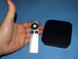 El diminuto Apple TV y su control remoto