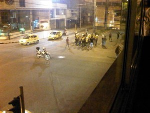 En la foto se observa una pelea que requirió la presencia de la Policía para volver la tranquilidad esa noche al sector.