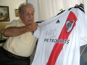 Mostrando la camiseta que le regaló Radamel Falcao, autogra-fiada, del River Plate.