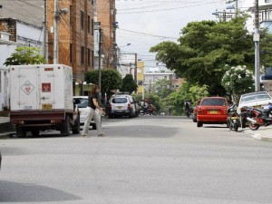Según los vecinos, a diario se ven camiones estacionados en las vías de Las Mercedes.