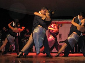 Las danzas internacionales ocupan un lugar importante en ‘Odeón’.