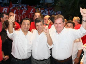 En la imagen aparece el candidato junto al director nacional del partido, Rafael Pardo y al aspirante a la Gobernación, Luis Fernando Cote Peña.