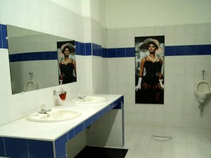 Así lucen ahora los baños, reformadas especialmente sus paredes y colores.