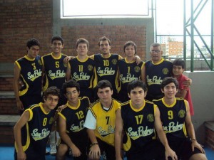 Equipo masculino de voleibol, categoría menores, del colegio San Pedro Claver.