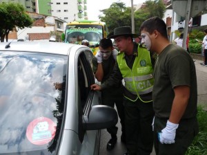 Los estudiantes estuvieron acompañados de mimos, miembros de la Policía Ambiental.