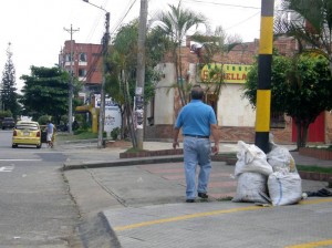 Trabajadores y propietarios de establecimientos comerciales nocturnos y edificios residenciales dejan las basuras en los andenes. (Jaime Del Río).