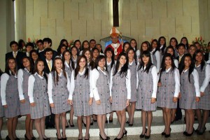Monseñor Ismael Rueda Sierra,  Hermana Yanira Carrillo Figueroa rectora del colegio de La Presentación y los estudiantes de décimo grado de dicha institución.