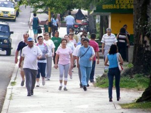 Son docenas de personas las que asisten diariamente, en las primeras horas del día, a hacer deporte al parque San Pío.
