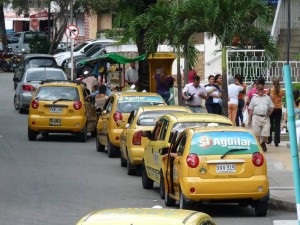 Además de las ventas ambulantes, frente a la clínica también está la fila de taxis constantemente.