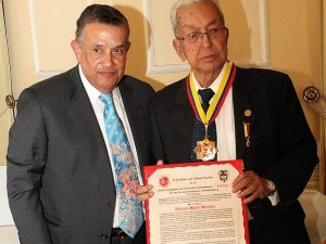 Alfonso Marín Morales  recibiendo el Mérito Notarial en grado máximo de Gran Cruz.