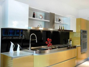 La cocina tiene acabados modernos que dan un toque vanguardista al apartamento.