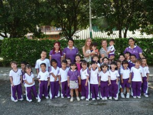 Omaira y sus profesoras llevan 4 meses ensayando la obra con los 32 niños del Gimnasio Los Robles.