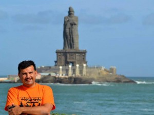 Hugo en la punta septentrional de la India, frente a la roca que sostiene la gigantesca estatua del maestro de filosofía ética Tiruvaluvar, gran sabio del sur de la India.