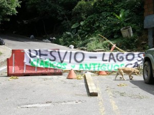 El cierre de la vía a Lagos del Cacique, por el cementerio Las Colinas, se produjo a inicios de esta semana.