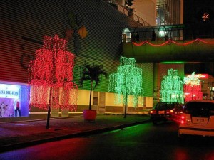 Árboles luminosos rodean el Centro Comercial Cuarta Etapa.