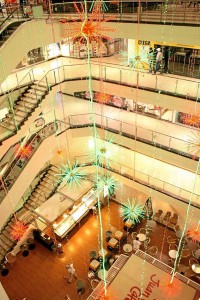 Al interior, el centro comercial brilla por las estrellas que penden por todo el centro.