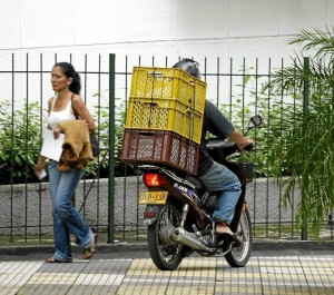 La invasión de andenes por parte de motociclistas domiciliarios es un problema frecuente en Bucaramanga.