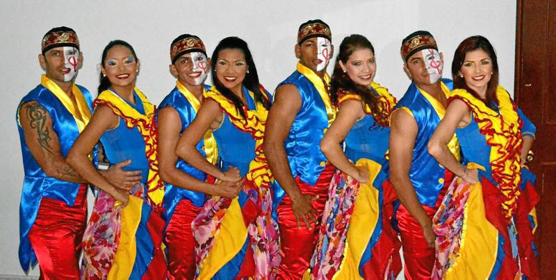 El grupo de baile Simbiosis presentó sus dos shows principales: Tributo al Joe Arroyo y Tributo a Fruko y sus tesos.