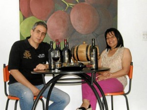 Su hijo Federico y su esposa se encargan de la comercialización del vino en Bucaramanga.