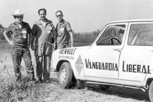 El cubrimiento deportivo de las Vueltas a Colombia a bordo de un vehículo de Vanguardia Liberal, junto al fallecido periodista Carlos Eduardo Tapias ‘Tapita’.