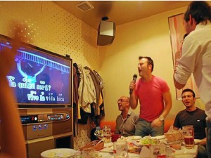 El karaoke de algún residente de Terrazas tiene en apuros las horas de descanso de los residentes del sector.