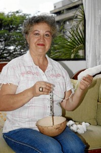 Gloria Stella Martínez de Reyes dice la señora Francisca de Bueno le revivió su talento para tejer aprendido desde muy pequeña.