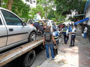 Una moto y un carro fueron trasladados a los patios de la Dirección de Tránsito de Bucaramanga en este operativo.