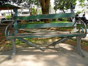 Muchas de las sillas del parque se encuentran en mal estado.