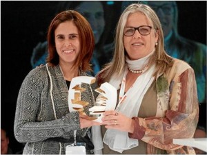 Ana Arizabaleta, directora general de la Fundación Colombianitos recibió el Trofeo de Oro de Maite Fandos, diputada de Calidad de Vida, Equidad y Deportes de Barcelona.
