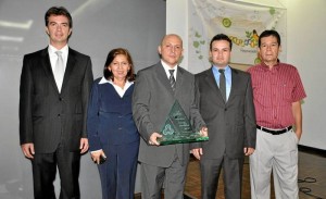 El director de la Cámara de Comercio de Bucaramanga, Juan Camilo Beltrán, la directora de la CDMB, Elvia Hercilia Páez y algunos de los ganadores.