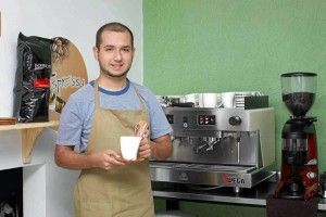 El barista José Manuel Flórez Alviar se estrena como comerciante de un café en el barrio El Prado.