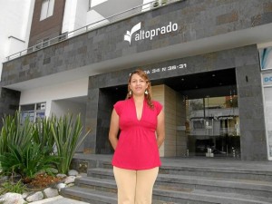 La administradora de Altoprado, Olga Jaimes, realiza un trabajo de comunicación sencillo pero importante en el edificio.