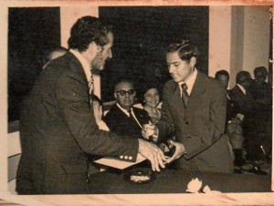 Don Armando Puyana en la ceremonia de graduación de bachilleres de 1973.