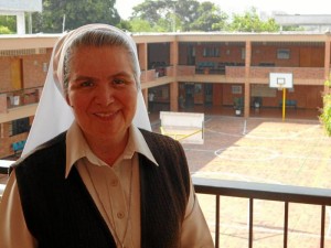 La Superior General de la congregación de Hermanas Terciarias Capuchinas de la Sagrada Familia, Hermana Yolanda de María Arriaga Ruballos, está en Bucaramanga y visitó el colegio La Merced.