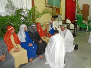El lavatorio de los pies y los discípulos representados por el Movimiento Pastoral para Profesionales Católicos, MPPC.