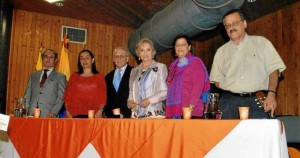 En la mesa principal del recitan estuvieron: Juvenal Fonseca, Amparo Silva, Jaime Luis Gutiérrez, Ana Patiño, Gloria Uribe de Rodríguez y José Cardona.
