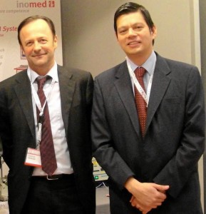 El profesor y doctor Joachim Kraus, neurocirujano alemán y William Omar Contreras López, neurocirujano bumangués.