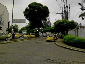 “Un policía de tránsito no sobra en el sector de Megamall, los taxis tienen un parqueadero por la carrera 33”, dice @AbgJoseCarlos.