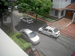 @Berracol y @juanframejia nos enviaron estas dos fotos de carros estacionados entre el andén y la vía, en la carrera 35A con calle 52. “Y eso que está prohibido parquear ahí…”.