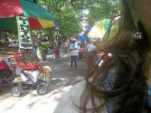 Un vecino denuncia el aumento de las ventas ambulantes en el Parque San Pío. (FOTO Suministrada Periodista del barrio)