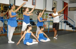 La coordinadora académica de Danzazul, Irene Carreño, docente de danza contemporánea y ballet con sus alumnas durante una clase. 