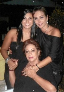 Carmen Alicia junto a su hija María Andrea y su madre Esperanza.