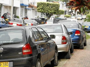 Los trancones producto del mal estacionamiento de algunos vehículos deberán empezar a cambiar en el sector con la presencia de más personal en la zona. (FOTO Archivo)