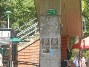 Las bases del puente peatonal que comunica al Parque de los Niños con la Normal Superior también fueron ya invadidas de publicidad.
