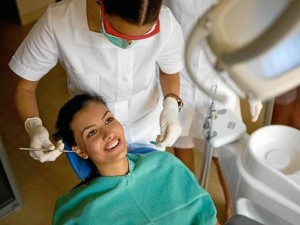 El doctor Mauricio Soto aseguró que es muy importante que las personas visiten a su odontólogo dos veces al año para prevenir y detectar cualquier enfermedad oral. 