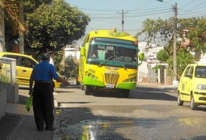Muchos en Terrazas prefirieron esperar la ruta de bus a tomar un taxi.